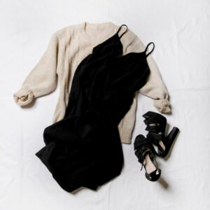 Vestido preto com alças delicadas